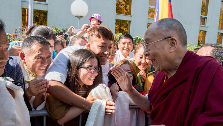 Sua Santità saluta i membri della comunità tibetana al suo arrivo all’hotel di Zurigo, Svizzera, il 20 settembre 2018. Foto di Manuel Bauer