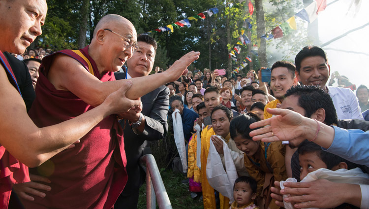 Sua Santità il Dalai Lama saluta la folla di tibetani riunita per dargli il benvenuto al Tibet Institute di Rikon, Svizzera, il 21 settembre 2018. Foto di Manuel Bauer