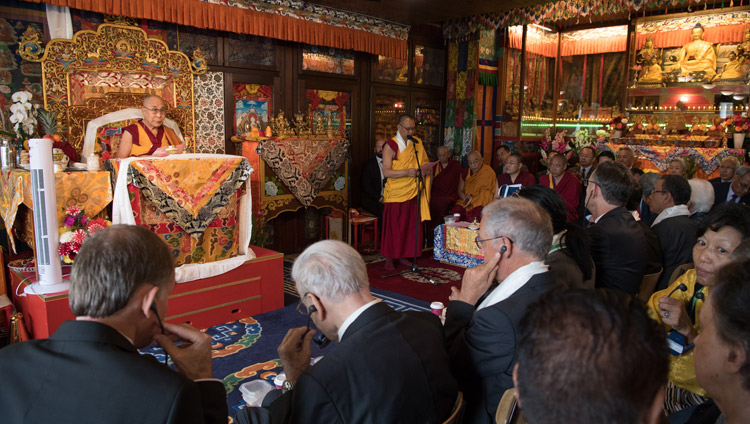 L'abate del Monastero di Rikon, il Venerabile Thupten Legmon, durante il benvenuto alla cerimonia di commemorazione del 50°anniversario del Tibet Institute a Rikon, Svizzera, il 21 settembre 2018. Foto di Manuel Bauer