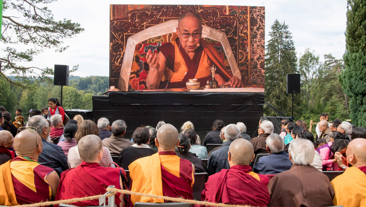 Un grande schermo allestito fuori dal tempio, durante la cerimonia di commemorazione del 50° anniversario del Tibet Institute Rikon a Rikon, Svizzera, il 21 settembre 2018. Foto di Manuel Bauer