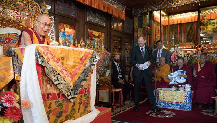 Sua Santità il Dalai Lama al termine della cerimonia di commemorazione del 50° anniversario del Tibet Institute Rikon a Rikon, Svizzera, il 21 settembre 2018. Foto di Manuel Bauer