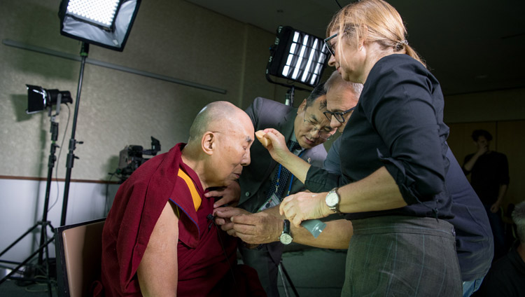 Sua Santità il Dalai Lama si prepara per l'intervista con la studiosa e giornalista islamica Amira Hafner-Al Jabaji a Zurigo, Svizzera, il 22 settembre 2018. Foto di Manuel Bauer