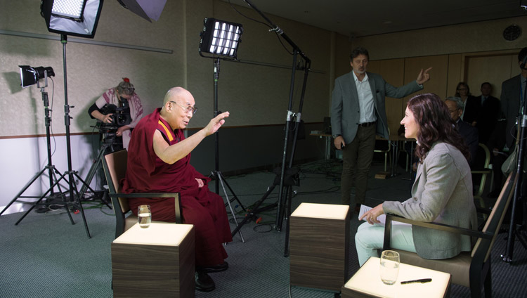 La studioso e giornalista islamica Amira Hafner-Al Jabaji durante l’intervista a Sua Santità il Dalai Lama per la televisione svizzera. Zurigo, Svizzera, il 22 settembre 2018. Foto di Manuel Bauer