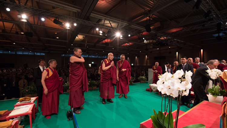 Sua Santità il Dalai Lama rende omaggio all'immagine del Buddha, al suo arrivo sul palco della Eulachhalle di Winterthur, Svizzera, il 22 settembre 2018. Foto di Manuel Bauer