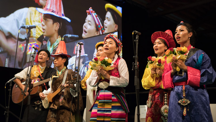 Il 22 settembre 2018 gli artisti delle tre province del Tibet si sono esibiti a Winterthur, in Svizzera, in occasione delle celebrazioni del 50° anniversario dell'Istituto Tibetano Rikon. Foto di Manuel Bauer