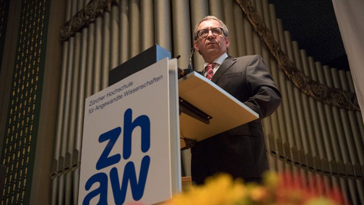 Jean-Marc Piveteau, presidente dell'Università ZHAW introduce il simposio presso il Centro congressi dell'Università di Winterthur, Svizzera, il 24 settembre 2018. Foto di Manuel Bauer