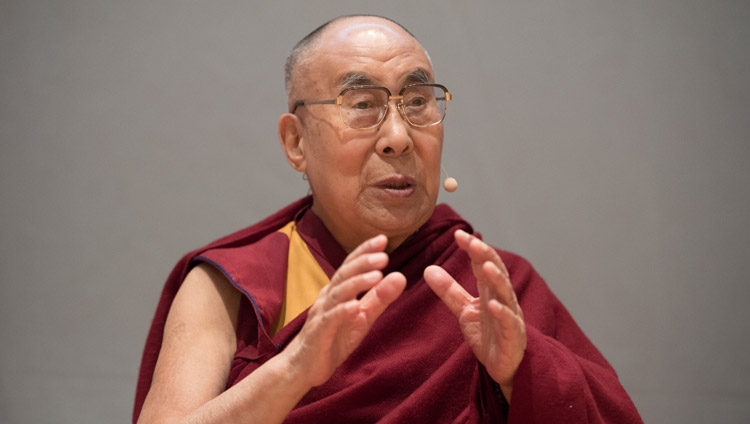 Sua Santità il Dalai Lama durante il simposio "Valori umani e formazione" presso Università di Scienze Applicate di Zurigo, a Winterthur, Svizzera, il 24 settembre 2018. Foto di Manuel Bauer