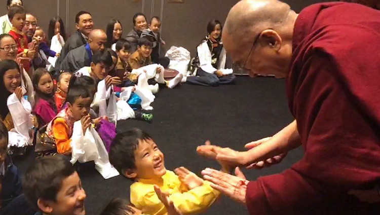 Sua Santità il Dalai Lama saluta i piccoli della comunità tibetana residente in Scandinavia, prima di dell’udienza privata con i membri della comunità tibetana scandinava. Malmö (Svezia) il 13 settembre 2018. Foto di Tseten Samdup