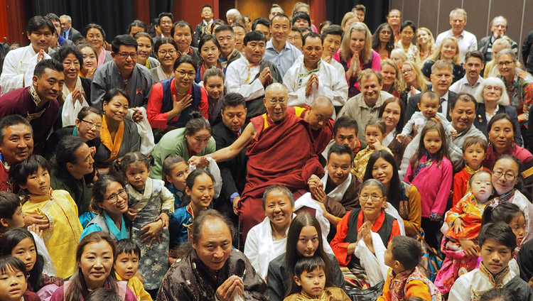 Sua Santità il Dalai Lama in posa per una foto di gruppo con membri della comunità tibetana dopo il loro incontro a Malmö, Svezia, il 13 settembre 2018. Foto di Jeremy Russell