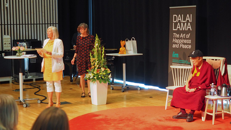 Cecilia Christersson, vice rettore dell’Università, introduce Sua Santità il Dalai Lama prima del suo intervento all'Università di Malmö (Svezia), il 13 settembre 2018. Foto di Jeremy Russell