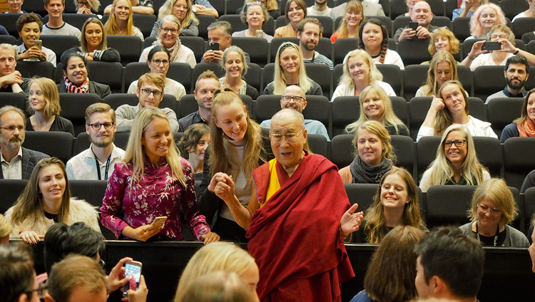 Sua Santità il Dalai Lama in posa con gli studenti dell'Università di Malmö (Svezia), il 13 settembre 2018. Foto di Jeremy Russell