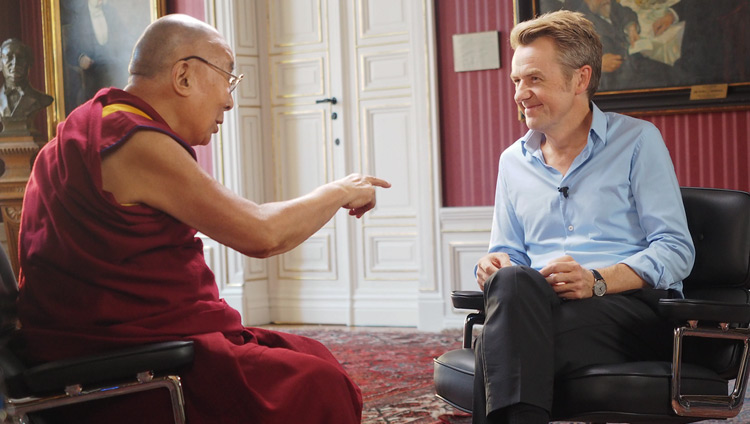 Sua Santità il Dalai Lama insieme al conduttore del talk show scandinavo Fredrik Skavlan durante un’intervista presso il municipio di Malmö (Svezia), il 13 settembre 2018. Foto di Jeremy Russell