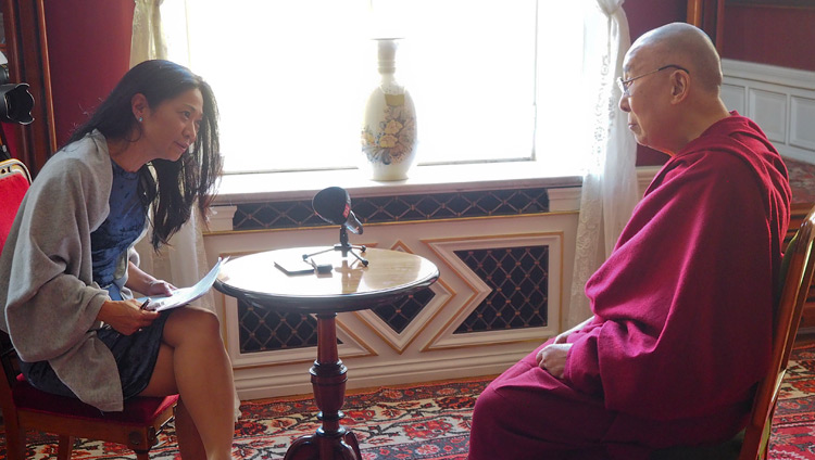 Johanna Saldert della rivista DI-Weekend intervista Sua Santità il Dalai Lama presso il municipio di Malmö (Svezia) il 13 settembre 2018. Foto di Jeremy Russell