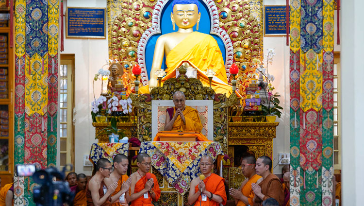 I monaci thailandesi recitano il Mangala Sutta in lingua Pali all'inizio del secondo giorno degli insegnamenti di Sua Santità il Dalai Lama al Tempio Tibetano Principale di Dharamsala, India, il 4 ottobre 2018. Foto di Ven Tenzin Jamphel