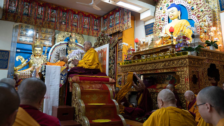 Sua Santità il Dalai Lama durante il secondo giorno di insegnamenti al Tempio Tibetano Principale di Dharamsala, India, il 4 ottobre 2018. Foto di Ven Tenzin Jamphel