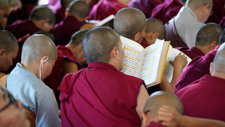 I praticanti provenienti da Taiwan all'interno del Tempio Tibetano Principale ascoltano Sua Santità il Dalai Lama durante il secondo giorno di insegnamenti a Dharamsala, India, il 4 ottobre 2018. Foto di Ven Tenzin Jamphel