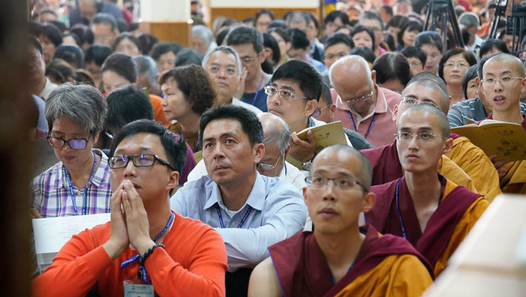 I praticanti seguono il testo di Chandrakirti  durante il secondo giorno di insegnamenti di Sua Santità il Dalai Lama a Dharamsala, India, il 4 ottobre 2018. Foto di Ven Tenzin Jamphel