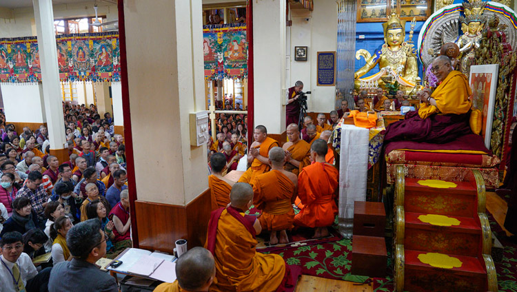 I monaci thailandesi recitano il Mangala Sutta in lingua Pali all'inizio del terzo giorno degli insegnamenti di Sua Santità il Dalai Lama al Tempio Tibetano Principale di Dharamsala, India, il 5 ottobre 2018. Foto del Venerabile Tenzin Jamphel