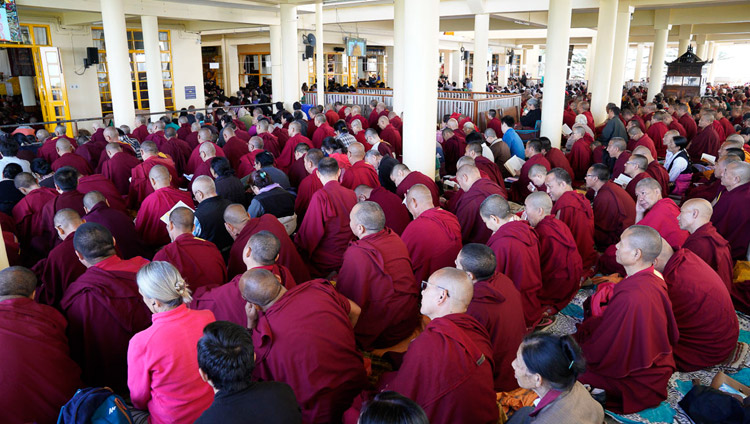 Alcune delle oltre seimila persone che hanno partecipato al terzo giorno di insegnamenti di Sua Santità il Dalai Lama al Tempio Tibetano Principale di Dharamsala, India, il 5 ottobre 2018. Foto del Venerabile Tenzin Jamphel