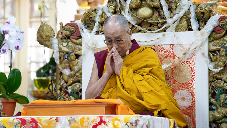 Sua Santità il Dalai Lama durante i riti preliminari per l’iniziazione di Avalokiteshvara che libera dai Regni Inferiori, l'ultimo giorno di insegnamenti presso il Tempio Tibetano Principale di Dharamsala, India, il 6 ottobre 2018. Foto del Venerabile Tenzin Jamphel