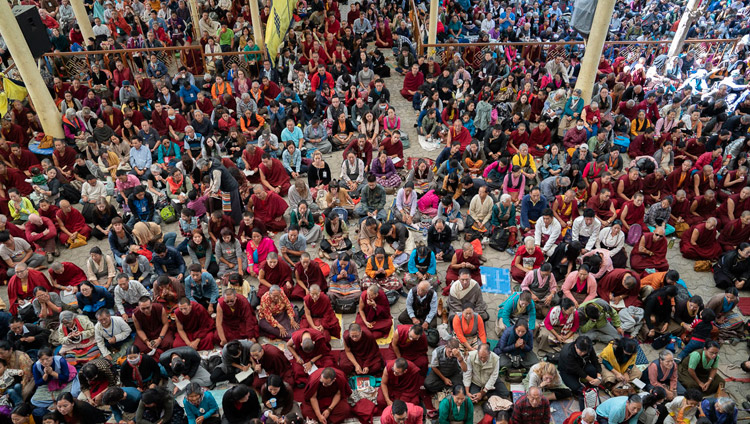 La folla nel cortile del Tempio Tibetano Principale, l'ultimo giorno degli insegnamenti di Sua Santità il Dalai Lama a Dharamsala, India, il 6 ottobre 2018. Foto del Venerabile Tenzin Jamphel