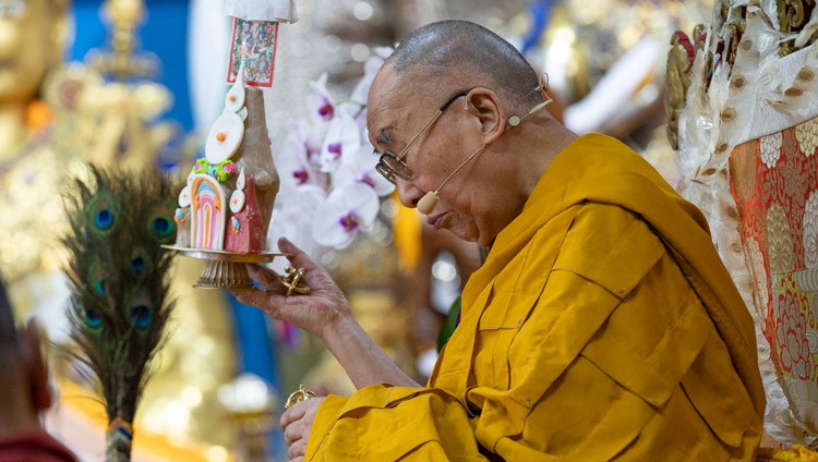Sua Santità il Dalai Lama durante l’iniziazione di Avalokiteshvara che libera dai Regni Inferiori,  l'ultimo giorno di insegnamenti al Tempio Tibetano Principale di  Dharamsala, India, il 6 ottobre 2018. Foto del Venerabile Tenzin Jamphel