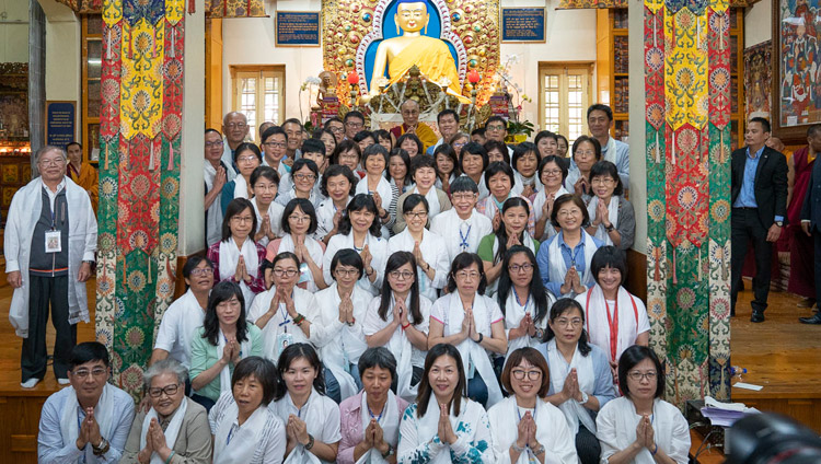 Una delle numerose foto di gruppo con i partecipanti agli insegnamenti di Sua Santità il Dalai Lama al Tempio Tibetano Principale a Dharamsala, India, il 6 ottobre 2018. Foto del Venerabile Tenzin Jamphel