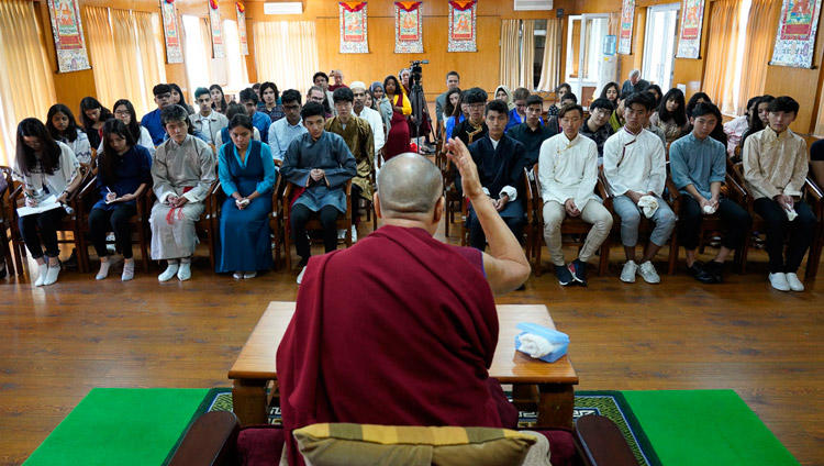 Sua Santità il Dalai Lama incontra gli studenti della Woodstock School nella sala riunioni accanto al suo ufficio a Dharamsala, India, l'11 ottobre 2018. Foto del Venerabile Tenzin Jamphel
