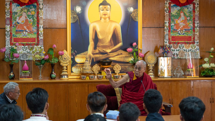 Sua Santità il Dalai Lama risponde alle domande dei ragazzi durante il suo incontro con gli studenti della Woodstock School, nella sua residenza di Dharamsala, India, l'11 ottobre 2018. Foto del Venerabile Tenzin Jamphel