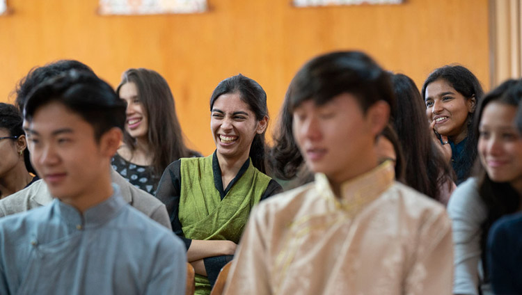 Gli studenti della Woodstock School durante l’incontro con Sua Santità il Dalai Lama nella sua residenza di Dharamsala, India, l'11 ottobre 2018. Foto del Venerabile Tenzin Jamphel
