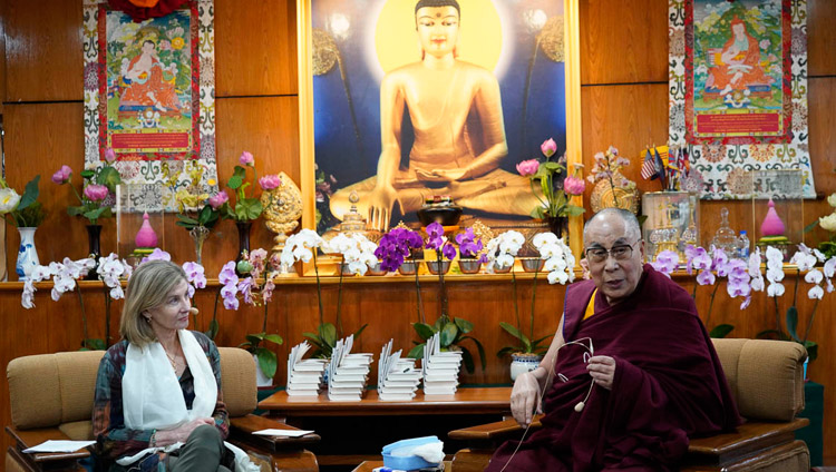 La Presidente dello USIP Nancy Lindborg guarda Sua Santità il Dalai Lama durante il suo discorso di apertura ai giovani provenienti dalle aree di conflitto presso la sua residenza a Dharamsala, India, il 25 ottobre 2018. Foto del Venerabile Tenzin Jamphel