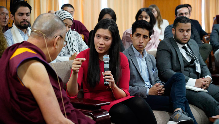 Una giovane venezuelana rivolge una domanda a Sua Santità il Dalai Lama durante il loro incontro presso la residenza di Dharamsala, India, il 25 ottobre 2018. Foto del Venerabile Tenzin Jamphel