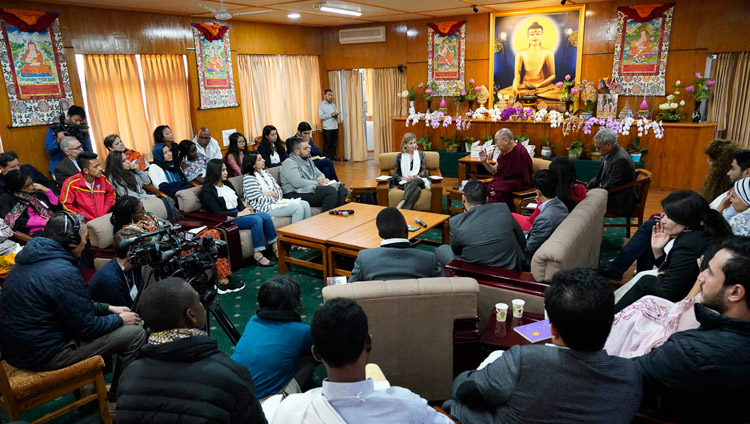 La sala riunioni della residenza di Sua Santità il Dalai Lama durante l'incontro con i giovani provenienti delle regioni di conflitto. Dharamsala, India, il 25 ottobre 2018. Foto del Venerabile Tenzin Jamphel