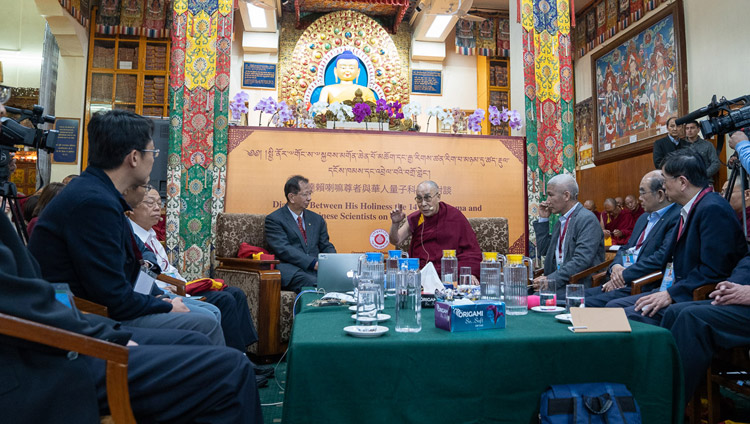 Sua Santità il Dalai Lama apre il dialogo con gli scienziati cinesi sulla fisica quantistica presso il Tempio Tibetano Principale di  Dharamsala, India, il 1°novembre 2018. Foto del Venerabile Tenzin Jamphel