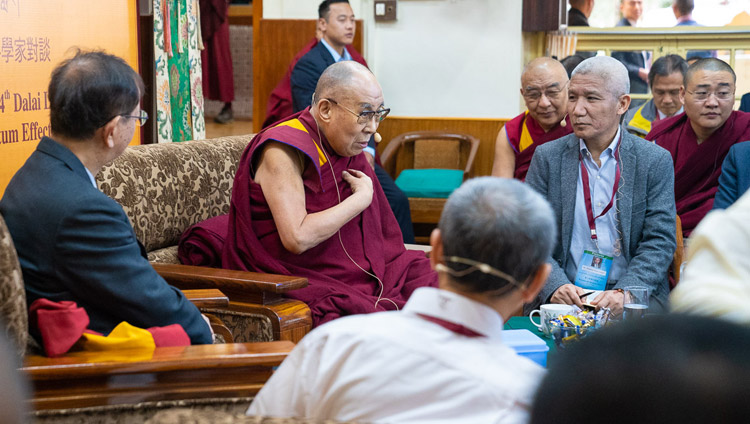 Sua Santità il Dalai Lama durante il suo discorso di apertura, il primo giorno di dialogo con gli scienziati cinesi sulla fisica quantistica. Tempio Tibetano Principale, Dharamsala, India, il 1° novembre 2018. Foto del Venerabile Tenzin Jamphel
