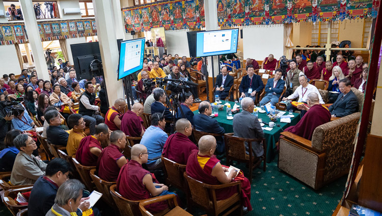 Sua Santità il Dalai Lama e gli scienziati cinesi durante il primo giorno di dialogo presso il  Tempio Tibetano Principale di Dharamsala, India, 1°novembre 2018. Foto del Venerabile Tenzin Jamphel