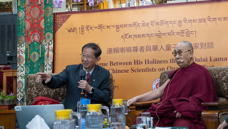 Il professor Yuan Tseh Lee presenta i relatori a Sua Santità il Dalai Lama il primo giorno del dialogo con gli scienziati cinesi a Dharamsala, India, il 1°novembre 2018. Foto del Venerabile Tenzin Jamphel
