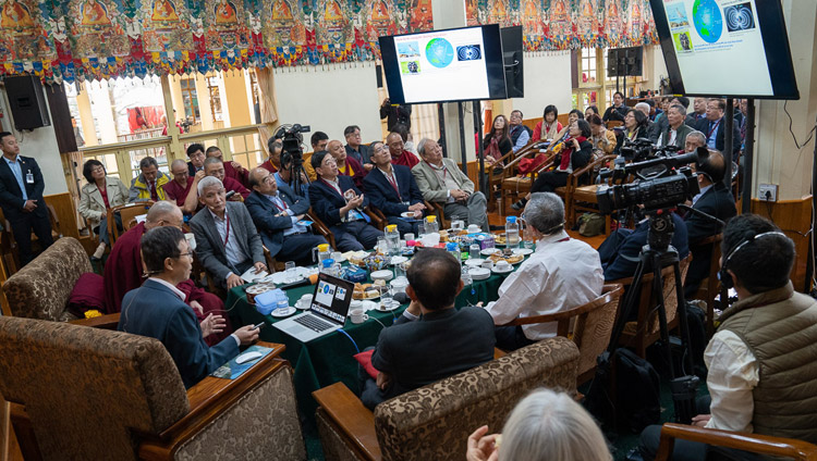 Il dottor Yueh-Nan Chen durante la sua presentazione dal titolo 'From Quantum Physics to Quantum Biology' il primo giorno del dialogo del Dalai Lama con gli scienziati cinesi a Dharamsala, India il 1° novembre 2018. Foto del Venerabile Tenzin Jamphel