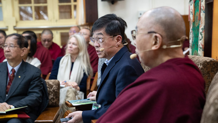 Il dottor Ting-Kuo Lee parla di superconduttività durante la sua presentazione, il secondo giorno di dialoghi tra Sua Santità il Dalai Lama e gli scienziati cinesi presso il Tempio Tibetano Principale di Dharamsala, India, il 2 novembre 2018. Foto del Venerabile Tenzin Jamphel