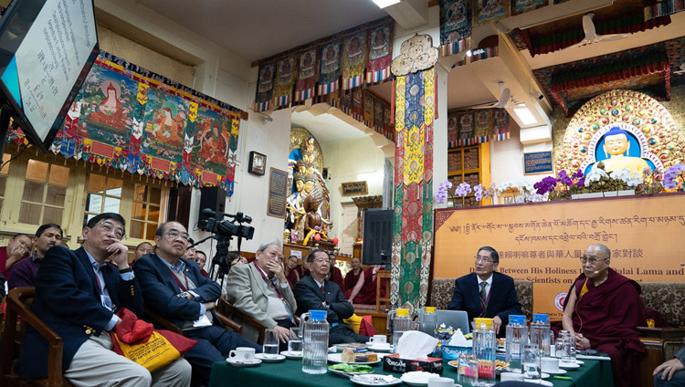 Il professor Albert M. Chang durante la sua presentazione sul trasporto quantistico, il secondo giorno del Dialogo tra Sua Santità il Dalai Lama e gli scienziati cinesi sugli effetti quantistici. Tempio Tibetano Principale, Dharamsala, India, il 2 novembre 2018. Foto del Venerabile Tenzin Jamphel