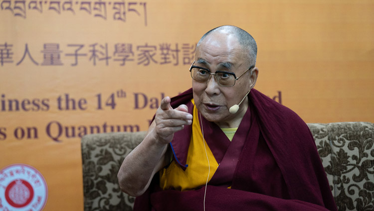 Sua Santità il Dalai Lama durante la seconda giornata di dialogo con gli scienziati cinesi sugli effetti quantistici presso il Tempio Tibetano Principale di Dharamsala, India, il 2 novembre 2018. Foto del Venerabile Tenzin Jamphel