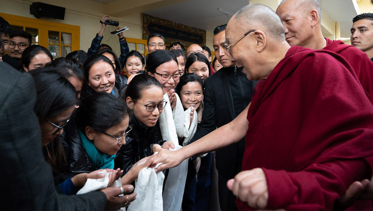 Sua Santità il Dalai Lama saluta il pubblico mentre lascia il Tempio Tibetano Principale per fare ritorno alla sua residenza, terminata la seconda giornata di Dialogo con gli scienziati cinesi sugli effetti quantistici. Dharamsala, India, il 2 novembre 2018. Foto del Venerabile Tenzin Jamphel