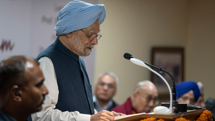 L'ex primo ministro indiano Manmohan Singh interviene alle celebrazioni del 550°anniversario dalla nascita di Guru Nanak a Nuova Delhi, India, il 10 novembre 2018. Foto di Tenzin Choejor