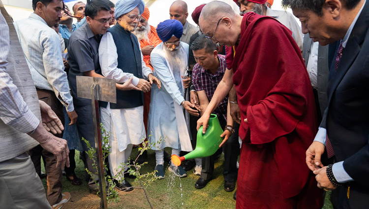Sua Santità il Dalai Lama e l'ex primo ministro indiano Singh piantano un alberello nel giardino del Bhai Vir Singh Sahitya Sadan nel corso delle celebrazioni del 550°anniversario dalla nascita di Guru Nanak a Nuova Delhi, India, il 10 novembre 2018. Foto di Tenzin Choejor