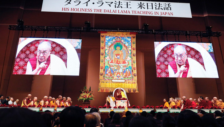 Il palco della Pacifico Yokohama National Convention Hall durante l'insegnamento di Sua Santità il Dalai Lama a Yokohama, Giappone, il 14 novembre 2018. Foto di Tenzin Jigme
