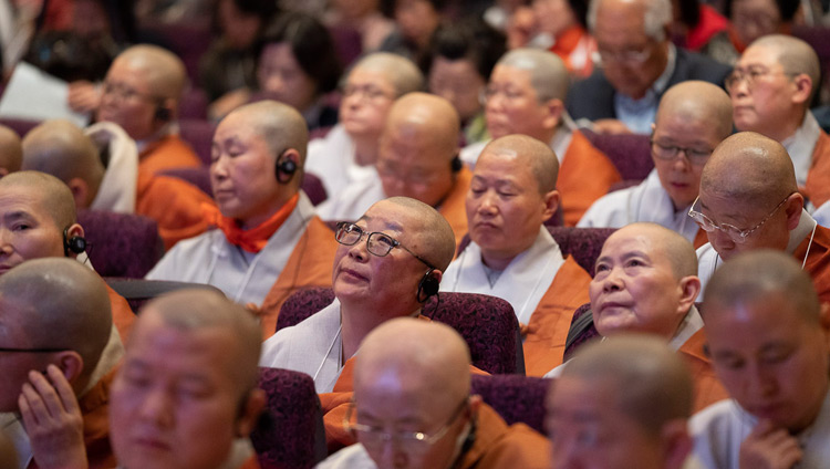 I monaci coreani ascoltano gli insegnamenti di Sua Santità il Dalai Lama a Yokohama, Giappone, il 14 novembre 2018. Foto di Tenzin Choejor
