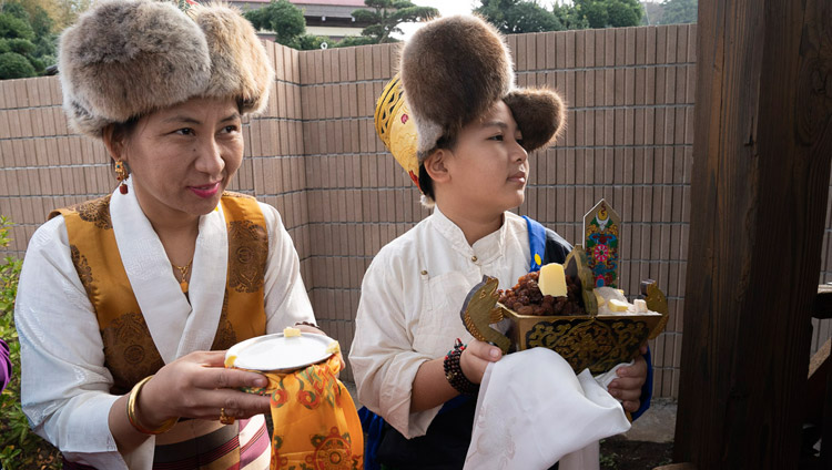 Alcuni membri dello Sherab Kyetsel Ling Institute in attesa dell’arrivo del Dalai Lama a Chiba, Giappone, il 18 novembre 2018. Foto di Tenzin Choejor