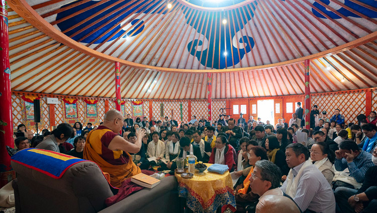 L'interno del tempio dell'Istituto Sherab Kyetsel Ling, a forma di tenda mongola, durante la visita di Sua Santità il Dalai Lama a Chiba, Giappone, il 18 novembre 2018. Foto di Tenzin Choejor