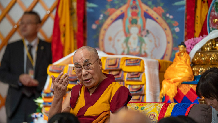 Il pubblico ascolta Sua Santità il Dalai Lama nel tempio dello Sherab Kyetsel Ling Institute di Chiba, Giappone, il 18 novembre 2018. Foto di Tenzin Jigme