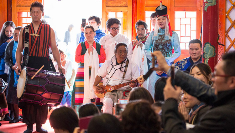 Musicisti tibetani e mongoli si esibiscono al termine della cerimonia di inaugurazione dello Sherab Kyetsel Ling Institute a Chiba, Giappone, il 18 novembre 2018. Foto di Tenzin Jigme